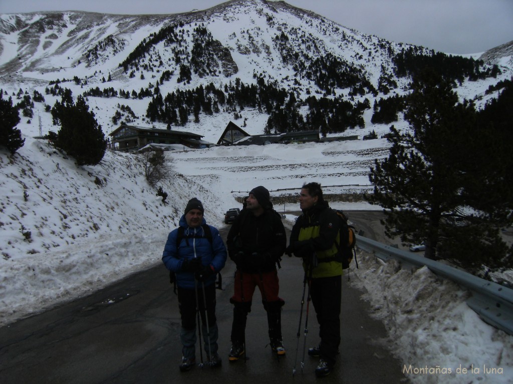 Josep, Joaquín y Francesc en la carretera a Vallter 2000